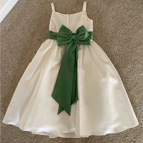 Flower girl dress with removable sash - Picture 2 of 7